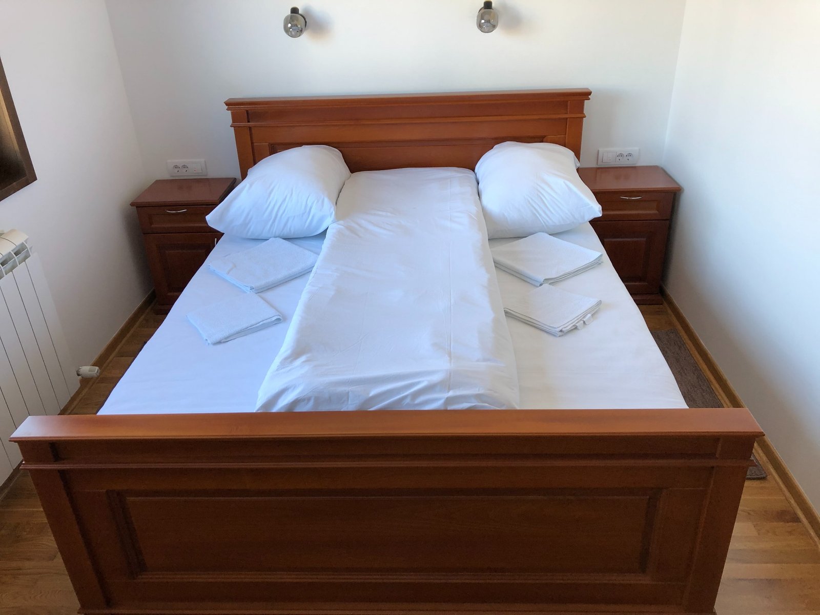 Komforna soba sa bračnim ležajem u smeštaju Knežević